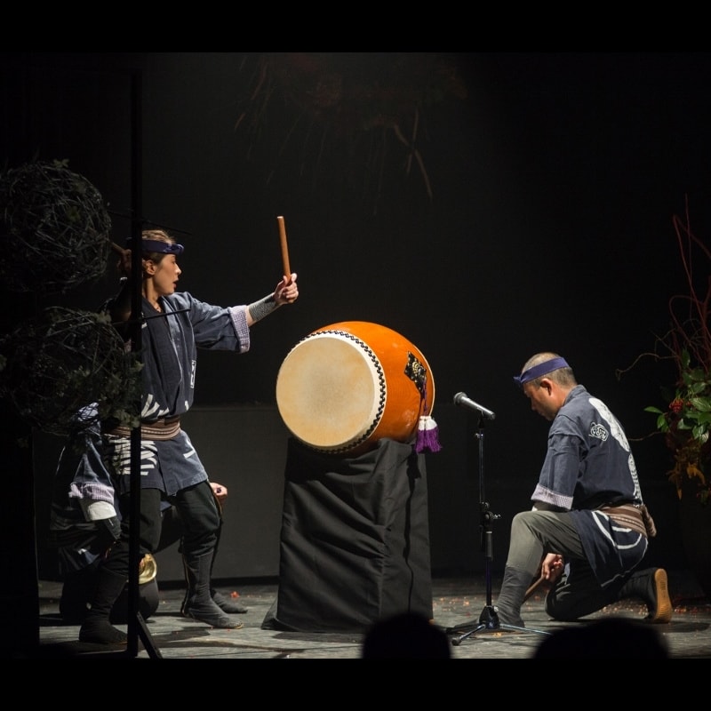 太鼓の音が会場を震わせる